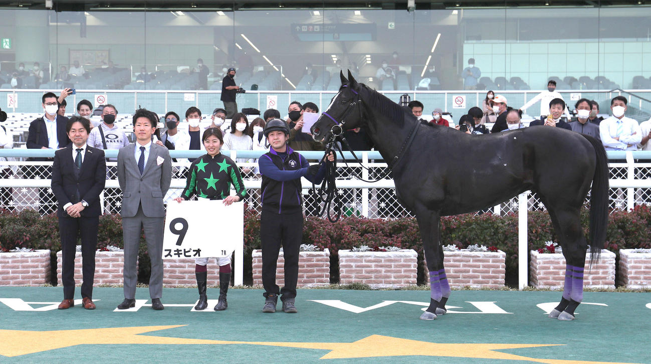 阪神7Rを勝利したスキピオと口取りに並ぶ今村騎手（右から2人目）（撮影・白石智彦）