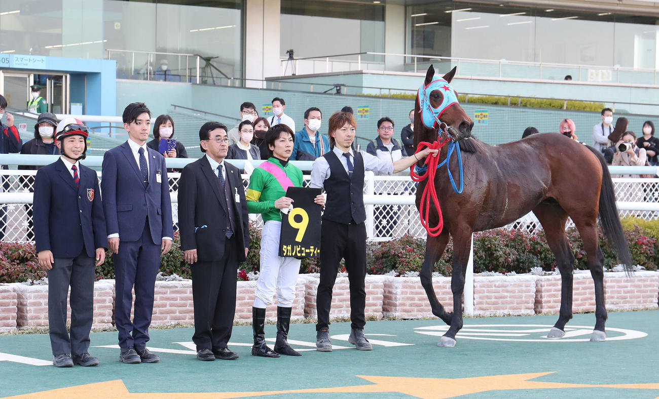 阪神11R、コーラルSを制したタガノビューティーと口取りに並ぶ石橋騎手（右から2人目）（撮影・白石智彦）
