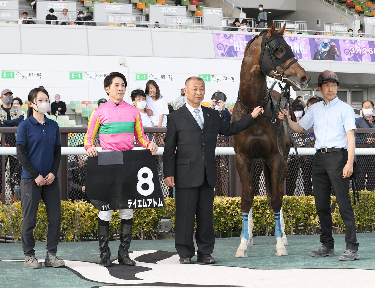 中京11R、中京スポーツ杯に勝利し記念撮影するテイエムアトムと幸騎手（左から2人目）（撮影・上山淳一）