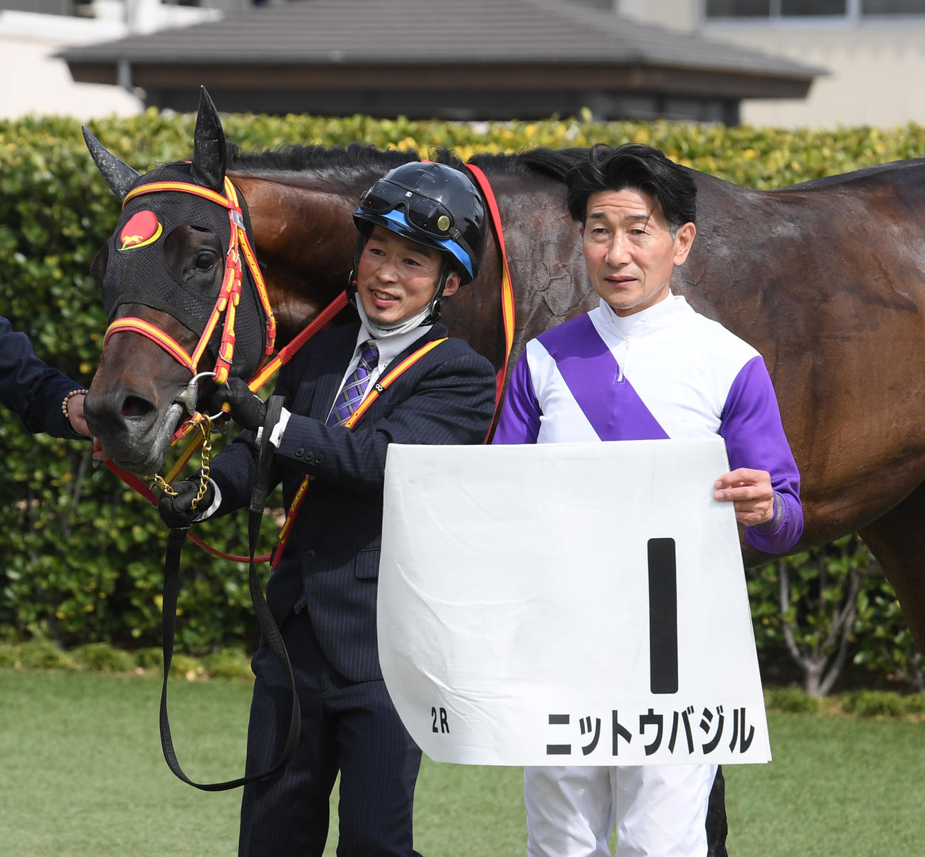 中山2R、ニットウバジルでJRA最年長勝利を飾った柴田善騎手（右）（撮影・柴田隆二）