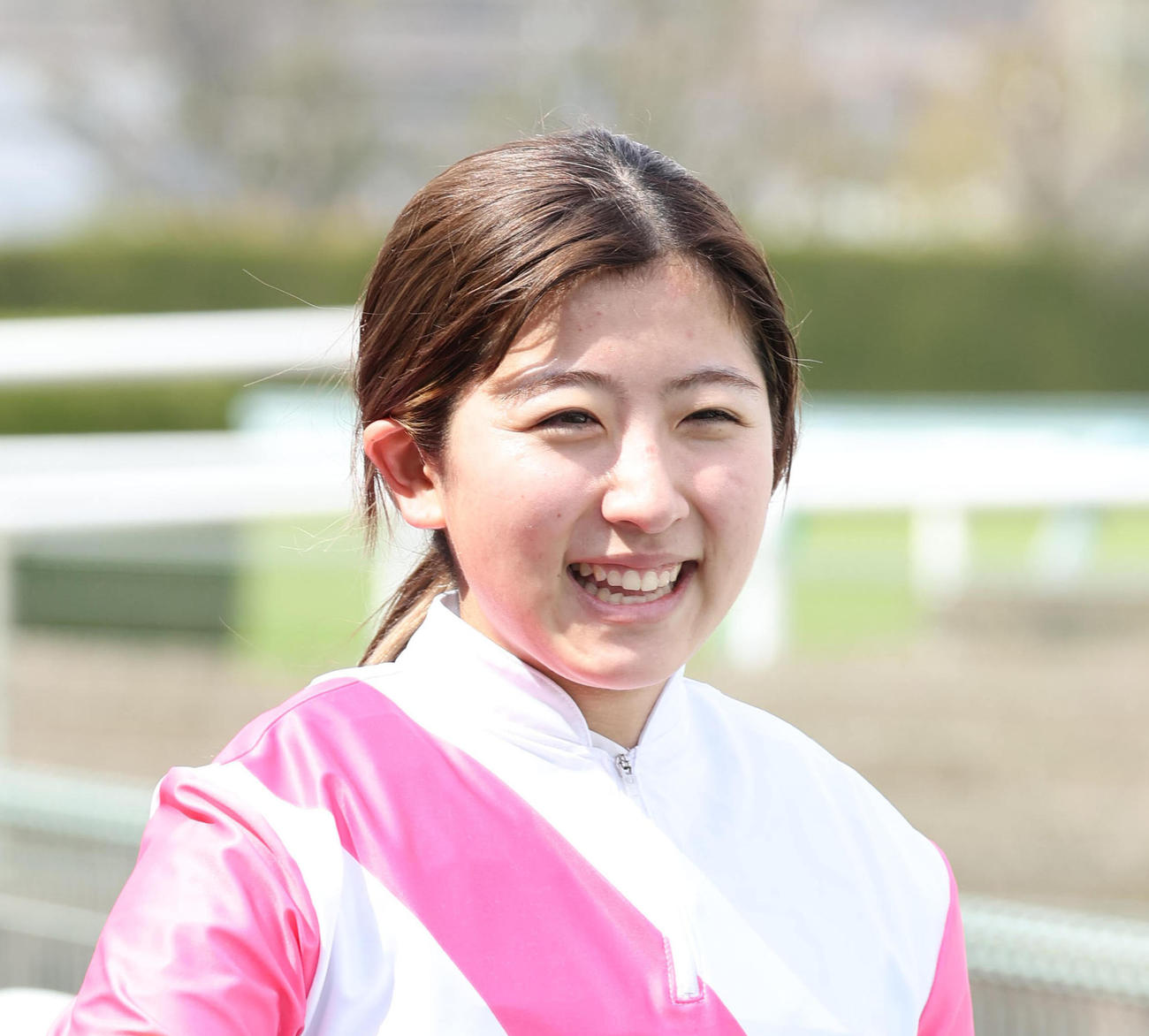 阪神5R、モックモックで3歳1勝クラスを制し笑顔で口取りへ向かう今村騎手（撮影・白石智彦）