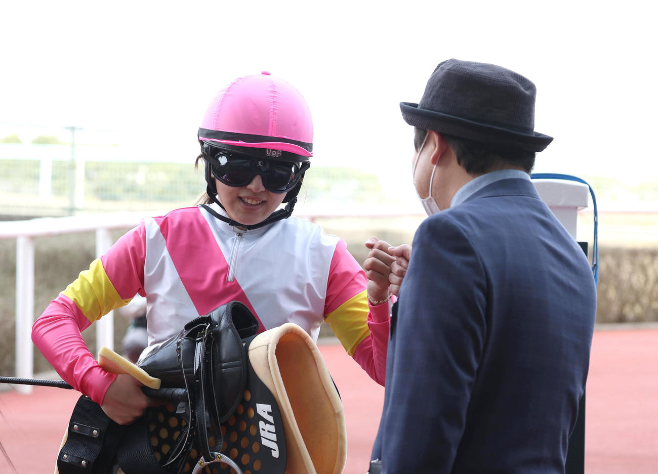 阪神5R、モックモックで3歳1勝クラスを制し関係者とグータッチを交わす今村騎手（左）（撮影・白石智彦）