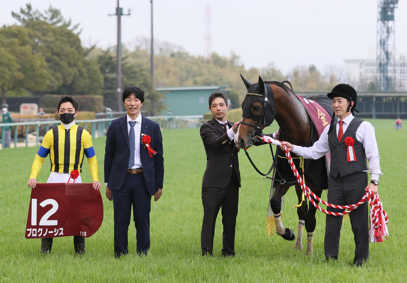金鯱賞に勝利し、記念撮影するプログノーシスと川田騎手（左）（撮影・上山淳一）