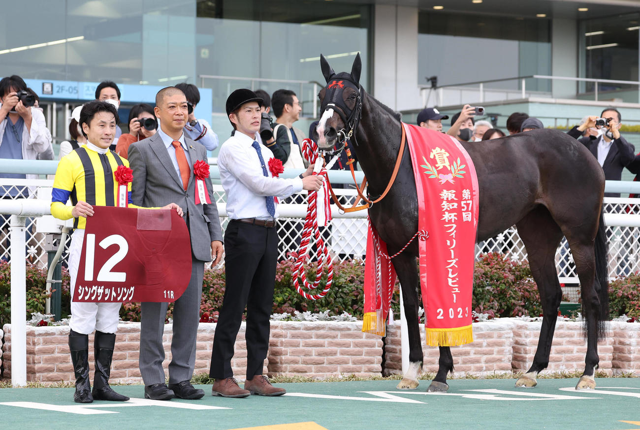 フィリーズレビューを制したシングザットソングと口取りに並ぶ、左から吉田隼騎手、高野師（撮影・白石智彦）