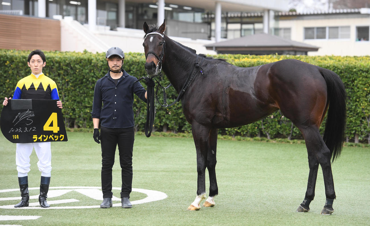 東風Sを制したラインベックと津村騎手（左）（撮影・柴田隆二）