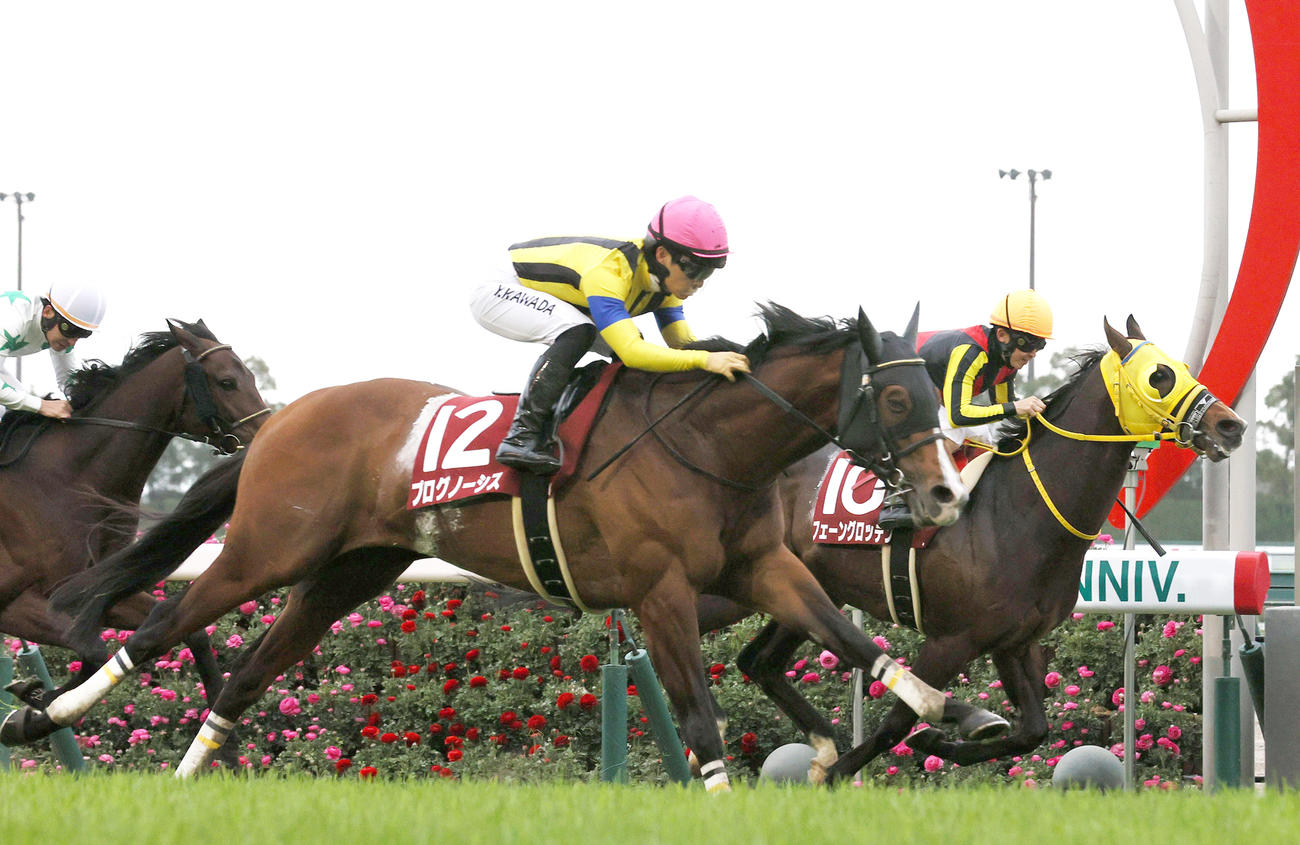 外から鋭く伸びて金鯱賞を制したプログノーシスと川田騎手（手前）（撮影・上山淳一）