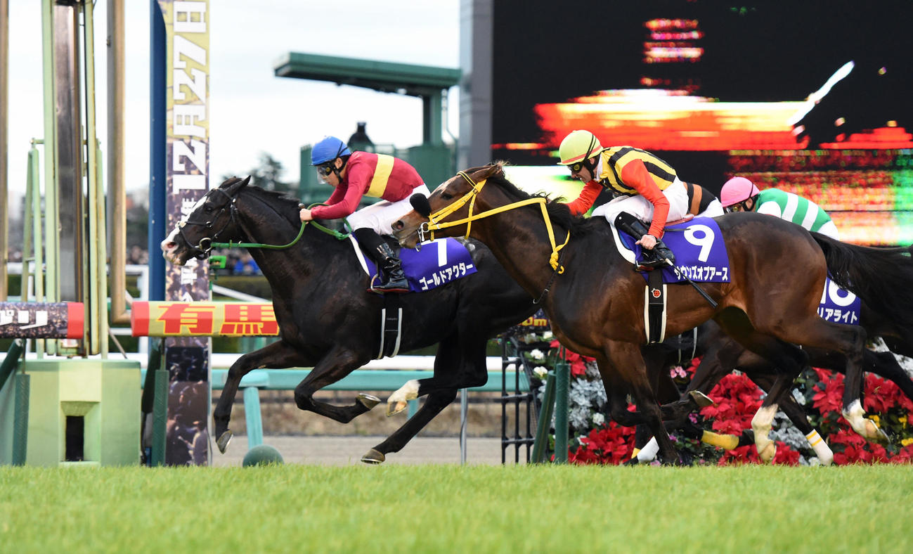 15年12月、サウンズオブアース（右）を首差かわし有馬記念を制したゴールドアクター