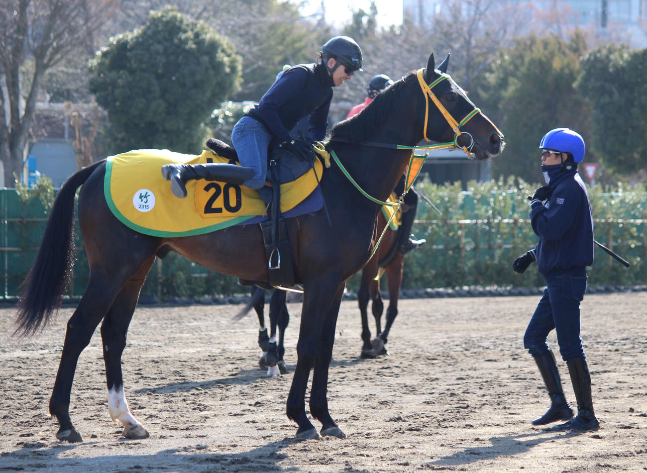 追い切りに向かう大江原騎手（右）とビレッジイーグル