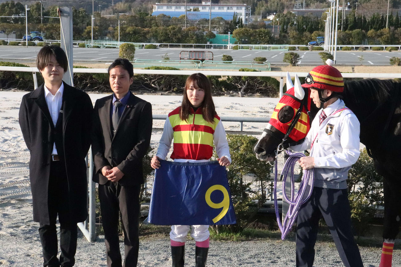 口取り写真に納まる永島まなみ騎手（右から2人目）と太郎師（同3人目）