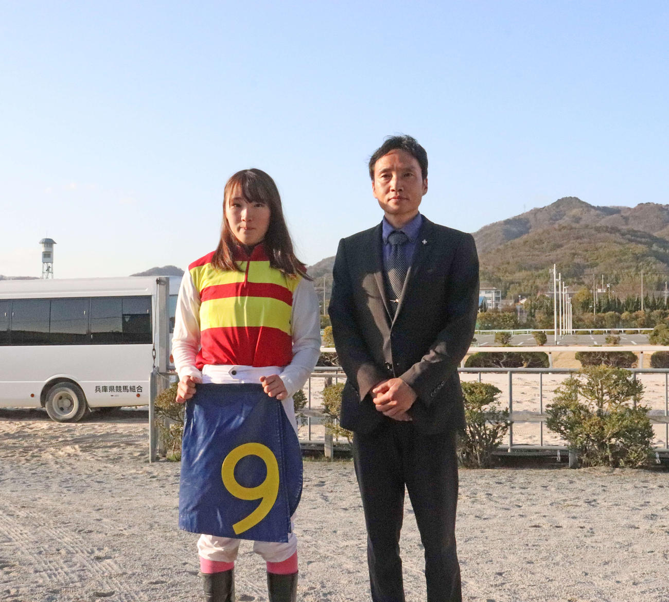姫路12Rを勝利して親子Vを達成した永島まなみ騎手（左）と太郎調教師