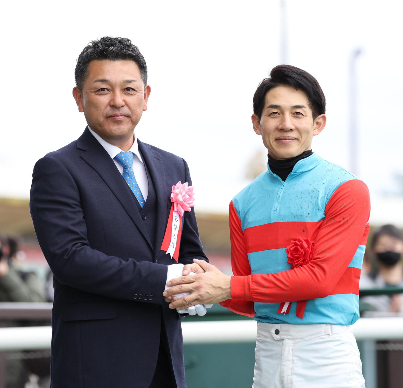 ファルコンSを制した幸騎手（右）と握手をするプレゼンターの谷繁氏（撮影・白石智彦）
