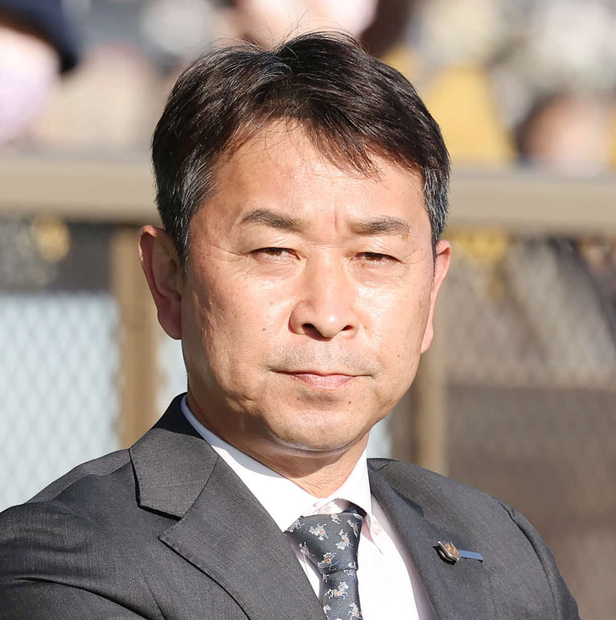 手塚貴久調教師（2022年撮影）
