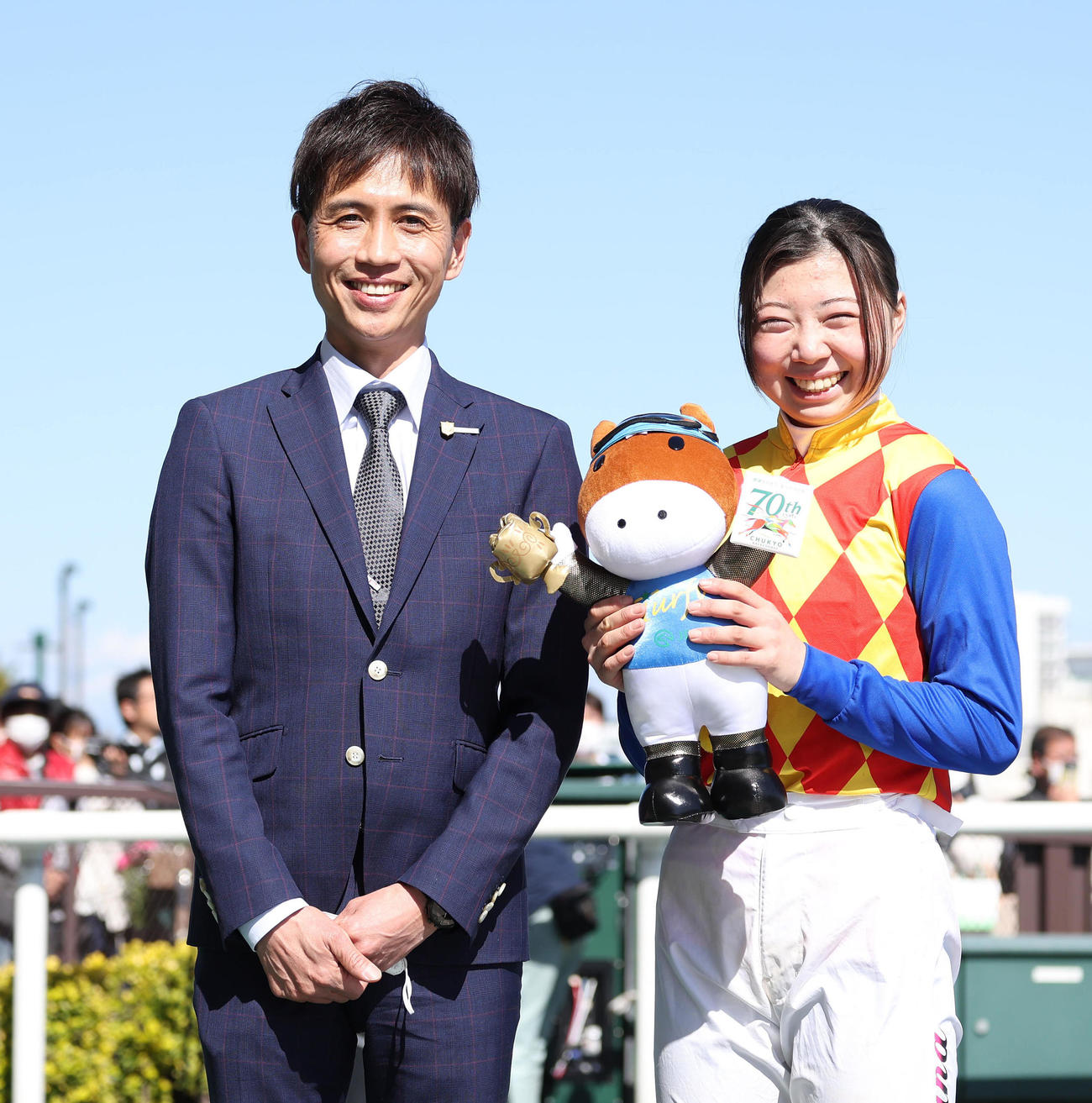 中京8RでJRA初勝利を挙げ、師匠の渡辺師（左）と笑顔で記念撮影する河原田騎手（撮影・白石智彦）