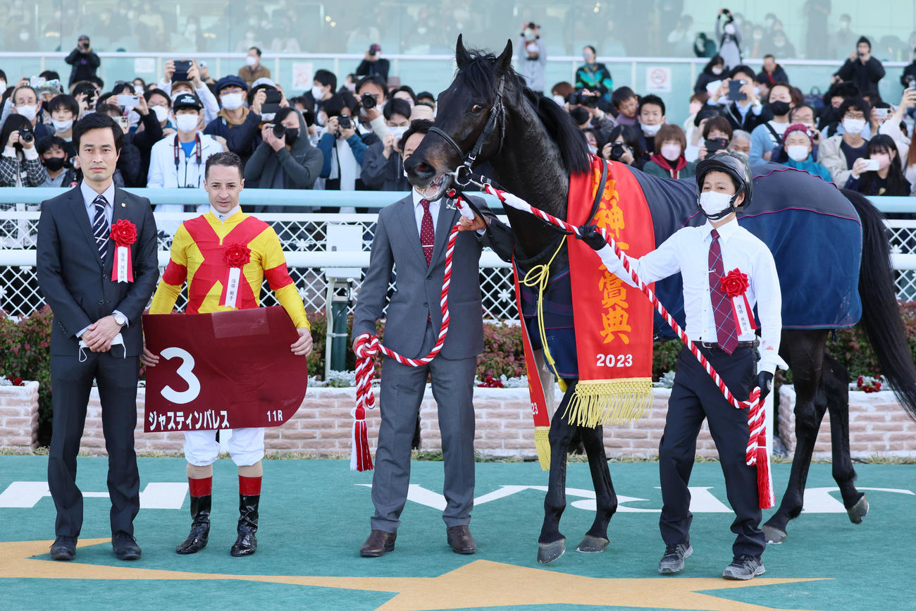 阪神大賞典　1着のジャスティンパレスとC・ルメール騎手（撮影・加藤哉）