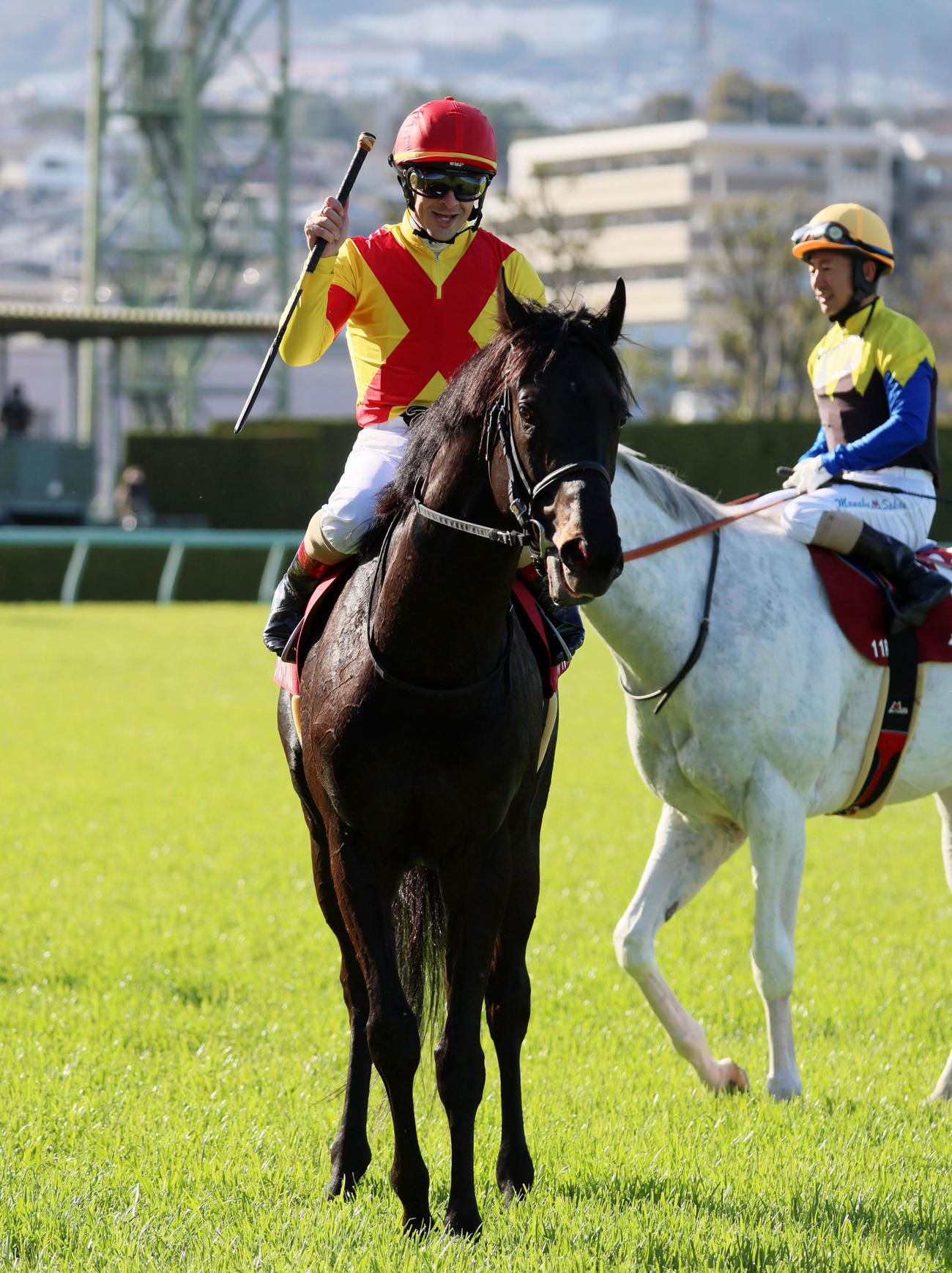 R阪神大賞典　ジャスティンパレスで勝利し笑顔を見せるC・ルメール騎手（撮影・加藤哉）
