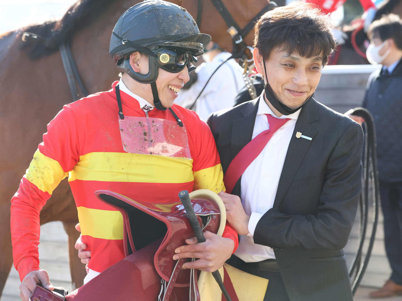 中山11R、ベラジオオペラでスプリングSを制して上村師（右）と喜び合う横山武騎手（撮影・丹羽敏通）