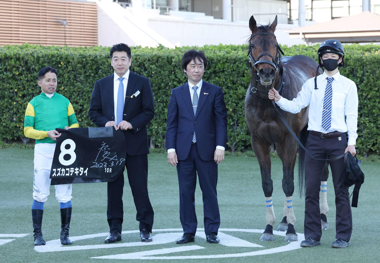 中山10R、千葉Sを制したスズカコテキタイの口取りをする岩田康騎手（左端）と奥村師（同3人目）（撮影・丹羽敏通）