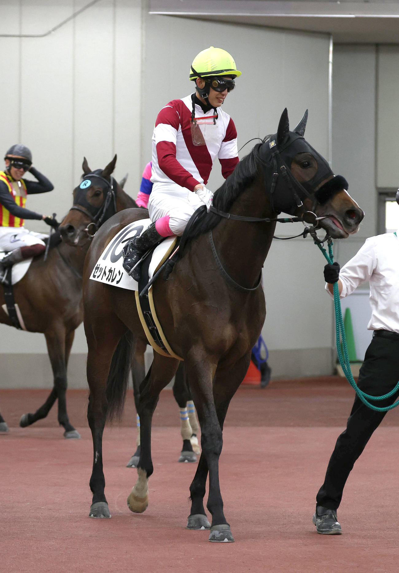 中京1RでJRA通算1万回騎乗を達成して引き揚げる藤岡康騎手（撮影・白石智彦）