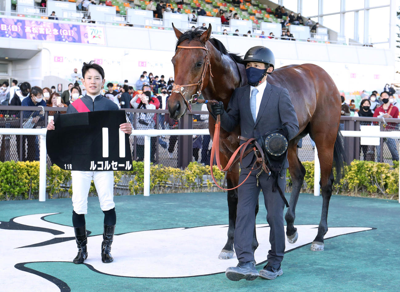 中京11R、名古屋城Sを勝利したルコルセールと口取りに並ぶ菱田騎手（左）（撮影・白石智彦）