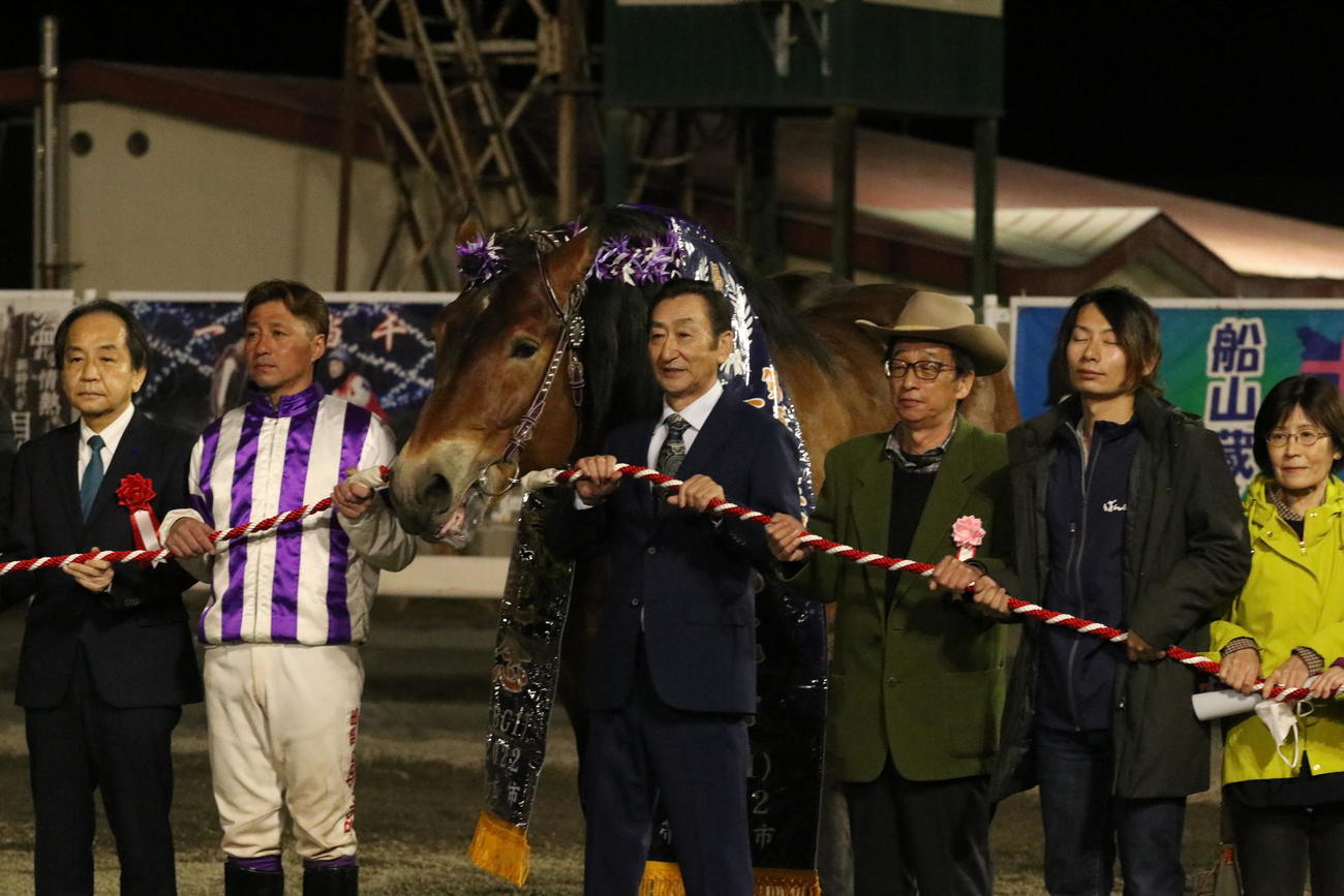 メムロボブサップと並ぶ阿部騎手、坂本師（同3人目）、生産者兼馬主の竹沢さん（同4人目）