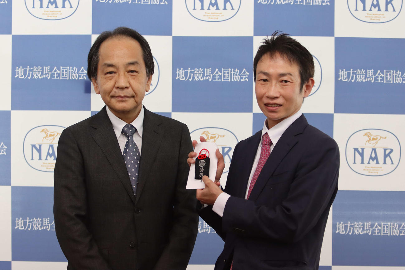 サンタアニタダービー遠征を前にNAR地方競馬全国協会の斉藤弘理事長（左）を表敬訪問したマンダリンヒーローを管理する大井の藤田輝信調教師