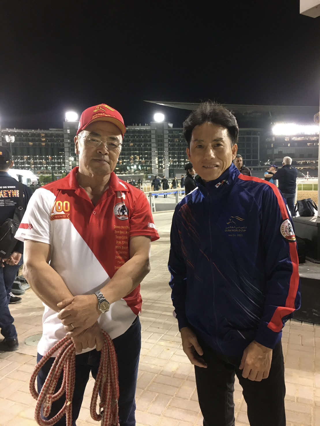 22日、吉田豊騎手（右）とツーショットを撮る池田厩務員（本人提供）