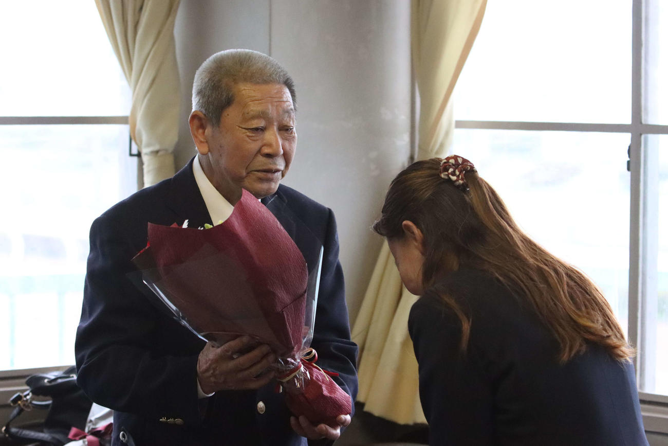 浦和4Rで最後の出走を終え、娘の入口由美子調教師（右）から花束を受け取る浦和の牛房栄吉調教師（左）