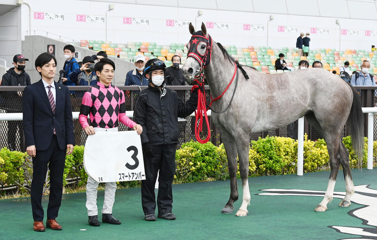 中京2R3歳未勝利を制したスマートアンバーと幸騎手。西園翔太師は初勝利（撮影・前岡正明）
