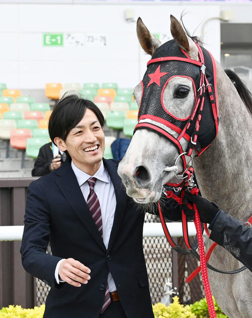 初の平成生まれトレーナー 西園翔太師がJRA初勝利「胸が震えるほど