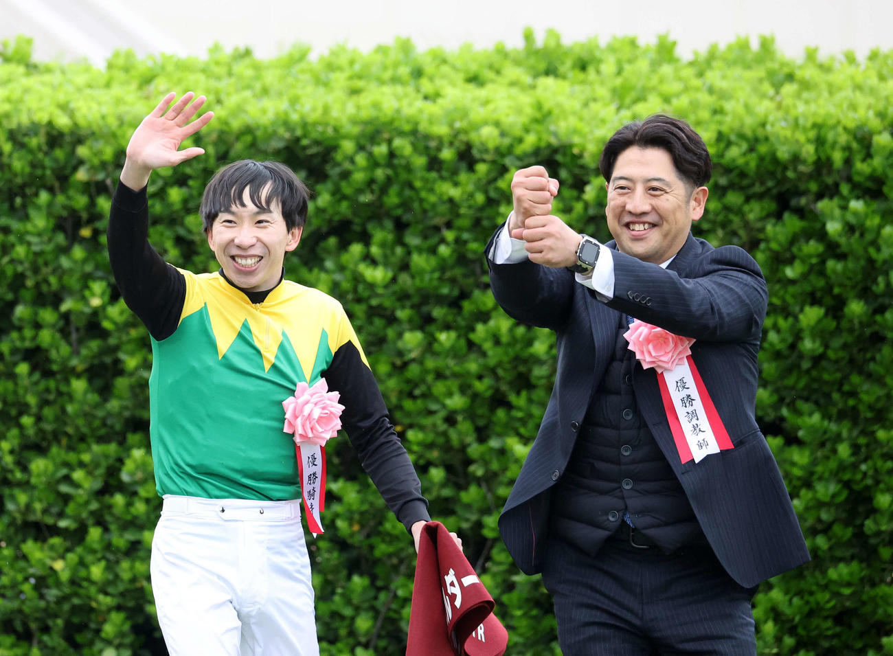 日経賞を制し喜ぶ横山和生騎手（左）と栗田徹調教師（撮影・鈴木正人）