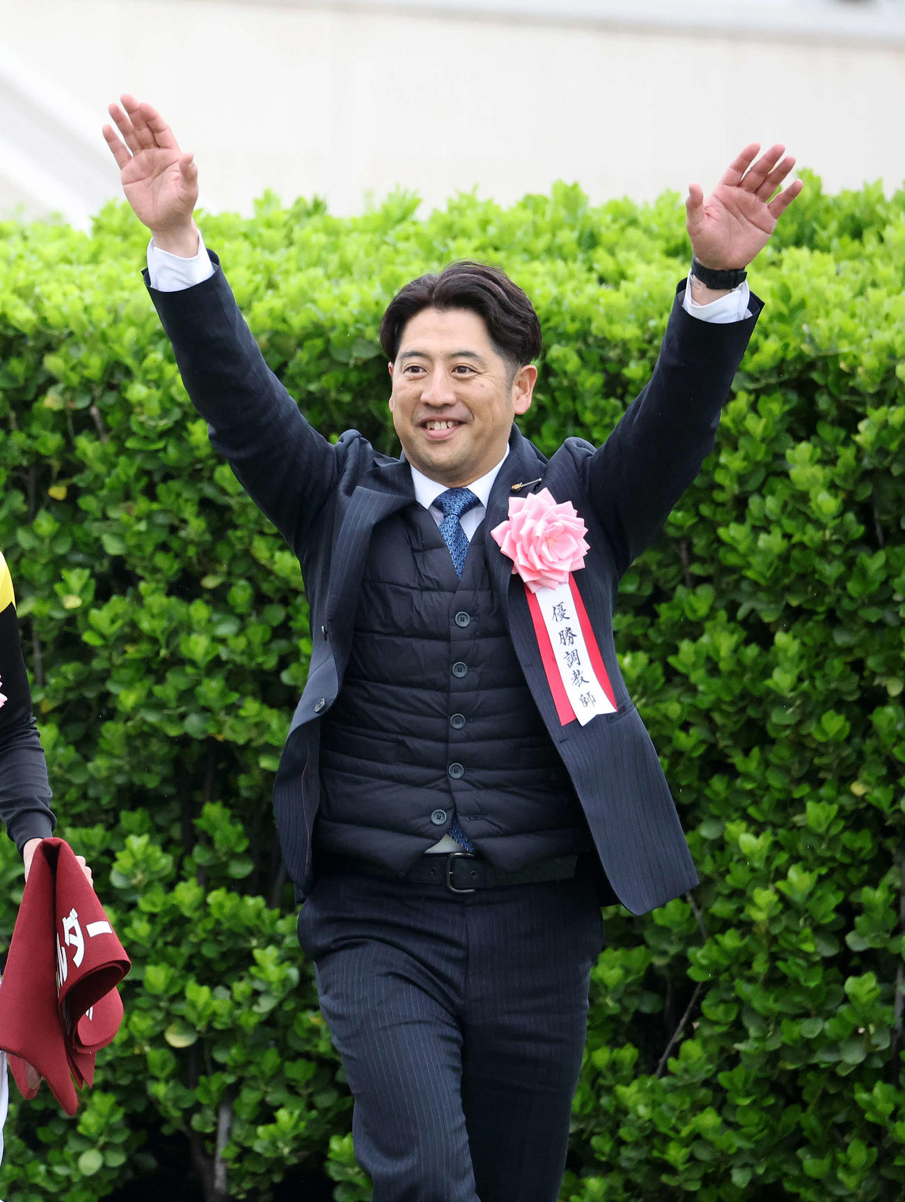 日経賞を制し喜ぶ栗田徹調教師（撮影・鈴木正人）