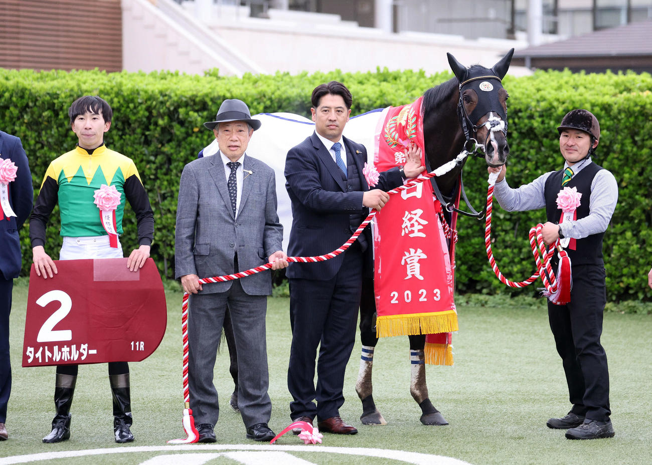 日経賞を制したタイトルホルダーと横山和生騎手（撮影・鈴木正人）