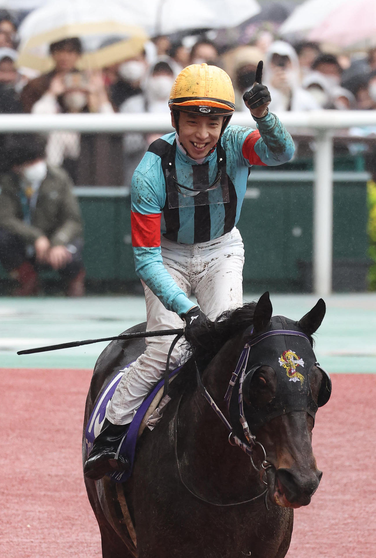 ファストフォースで高松宮記念を制し、勝利をアピールして引き揚げる団野騎手（撮影・白石智彦）