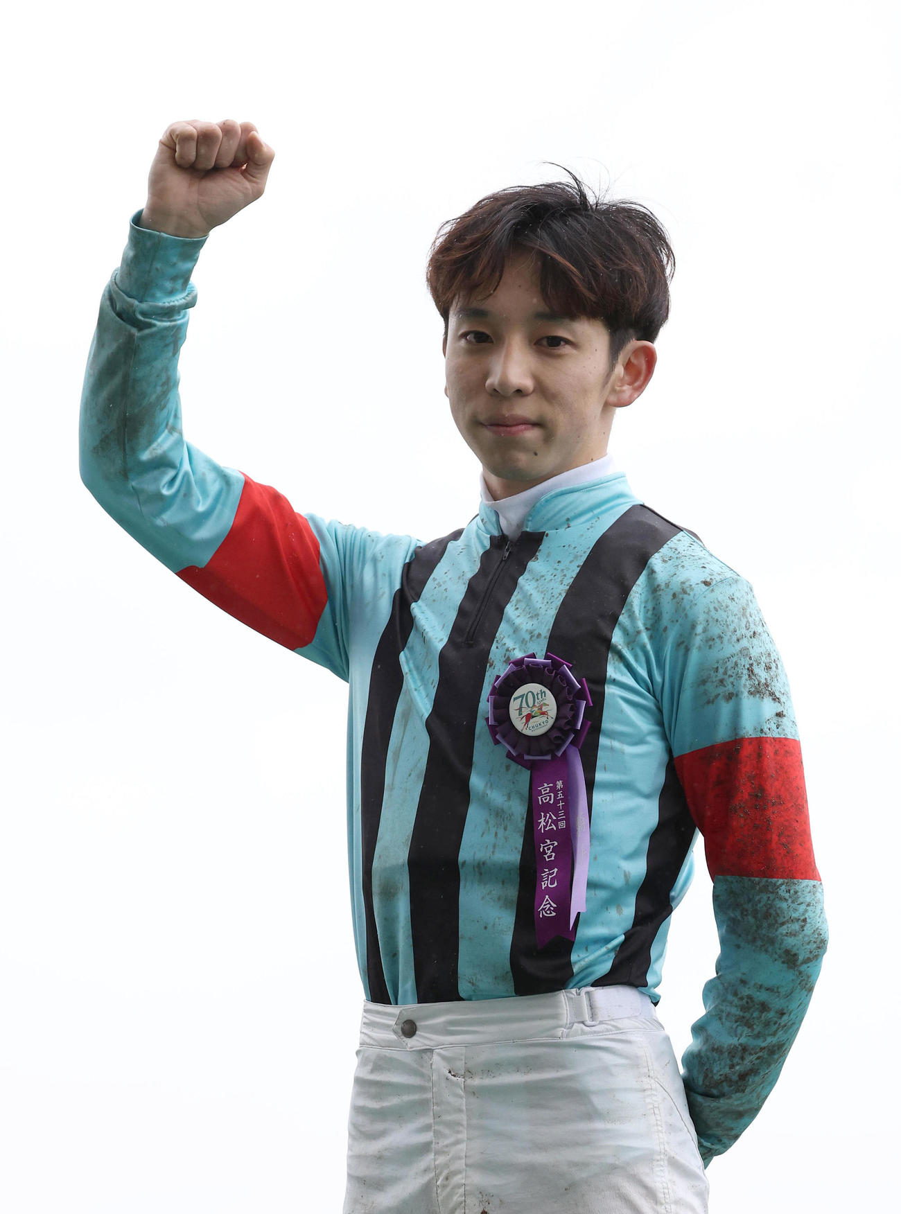 ヒーローインタビューを終えてガッツポーズするG1初制覇の団野騎手（撮影・白石智彦）