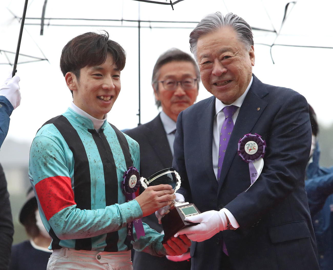 記念撮影に納まる団野騎手（左）と後藤理事長（撮影・白石智彦）