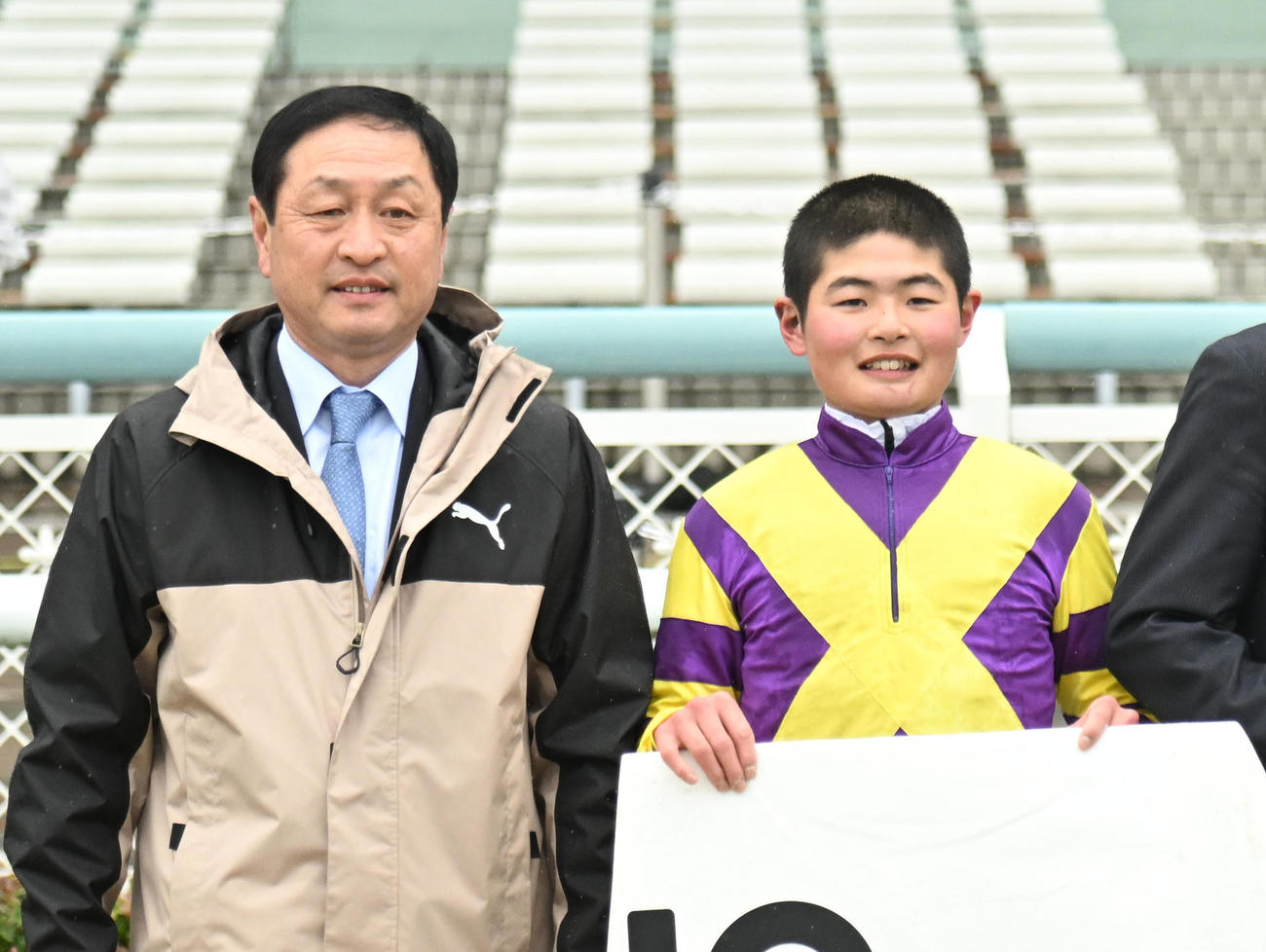 阪神1Rを制しJRA通算300勝の大橋勇樹調教師（左）、JRA初勝利の田口貫太騎手（撮影・石井愛子）