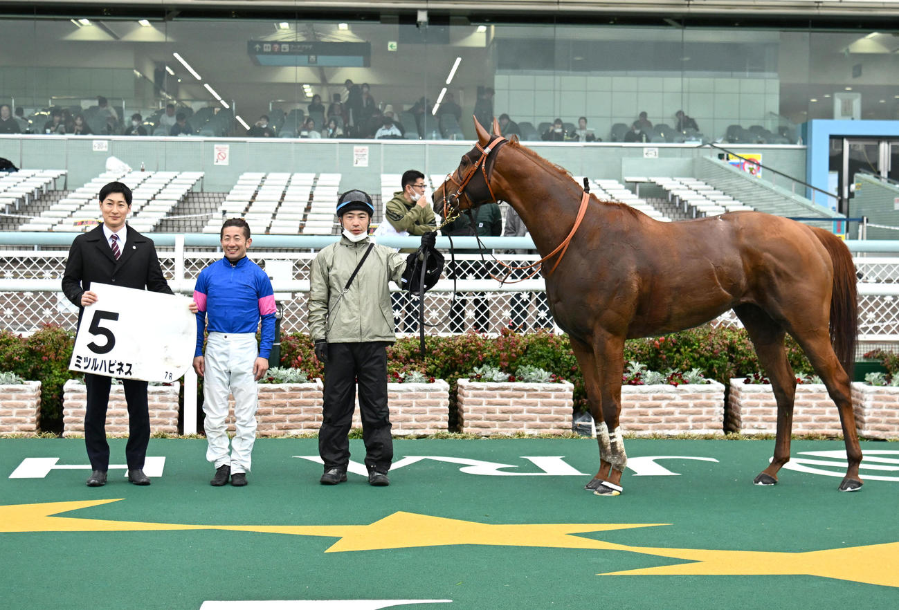 4歳以上1勝クラスを制し、口取りに並ぶミツルハピネスと酒井学騎手（左から2人目）（撮影・石井愛子）