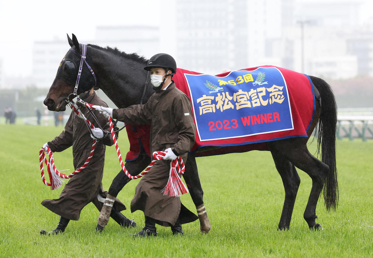 高松宮記念を制し優勝レイを掛けられたファストフォース（撮影・白石智彦）