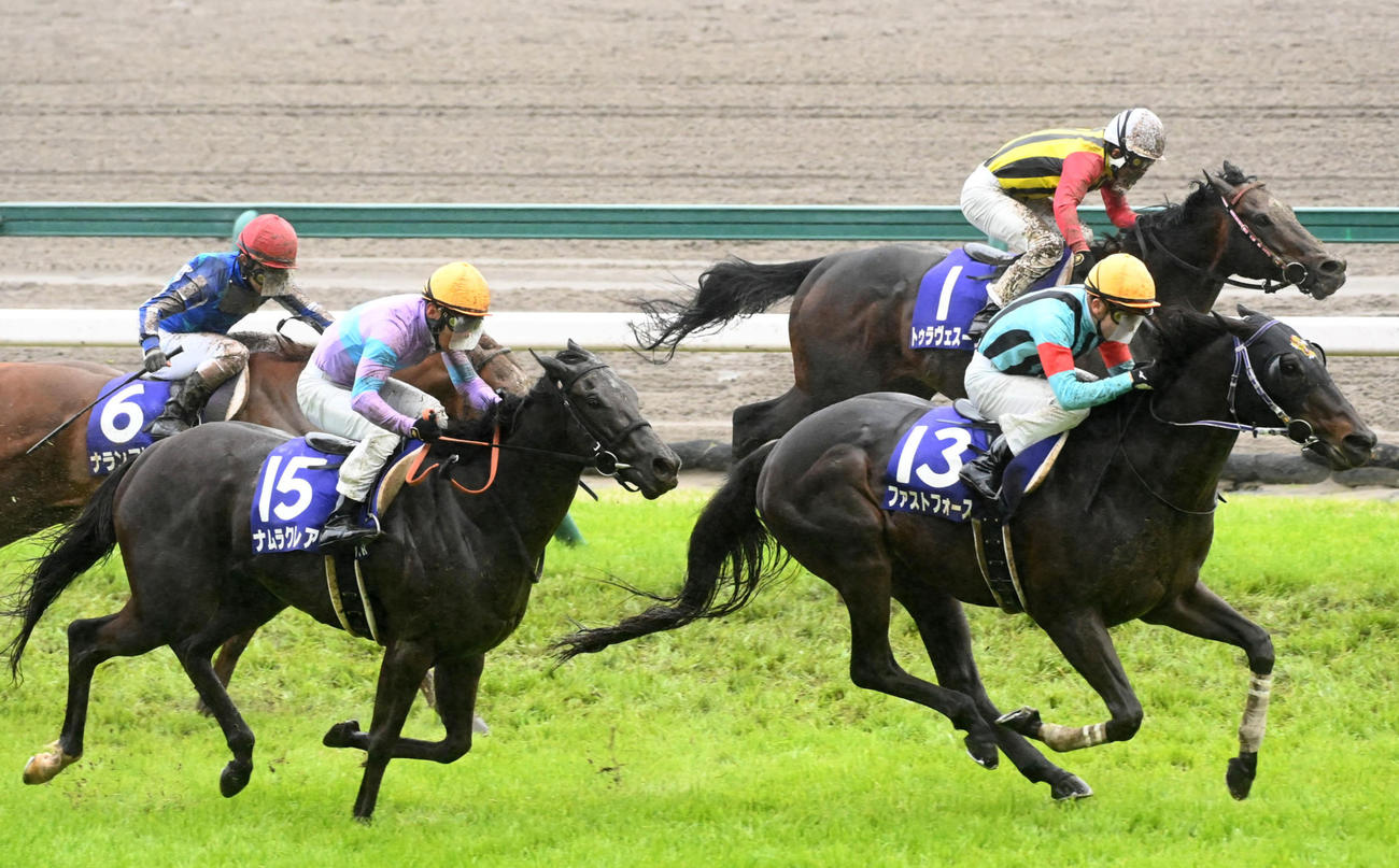 高松宮記念2着に敗れたナムラクレア（左）。右は勝ったファストフォース（撮影・前岡正明）