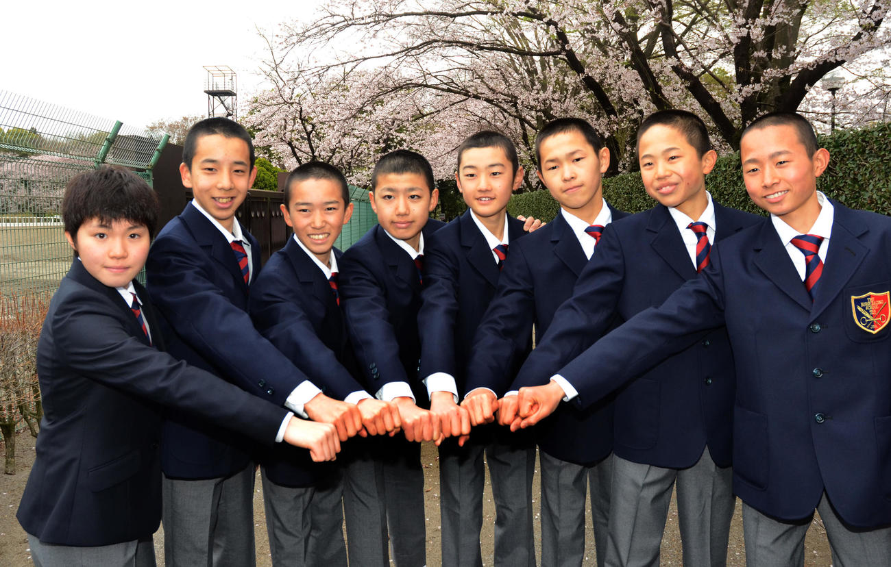16年4月、競馬学校入学式を迎えた団野大成（左から2人目）、菅原明良、岩田望来ら