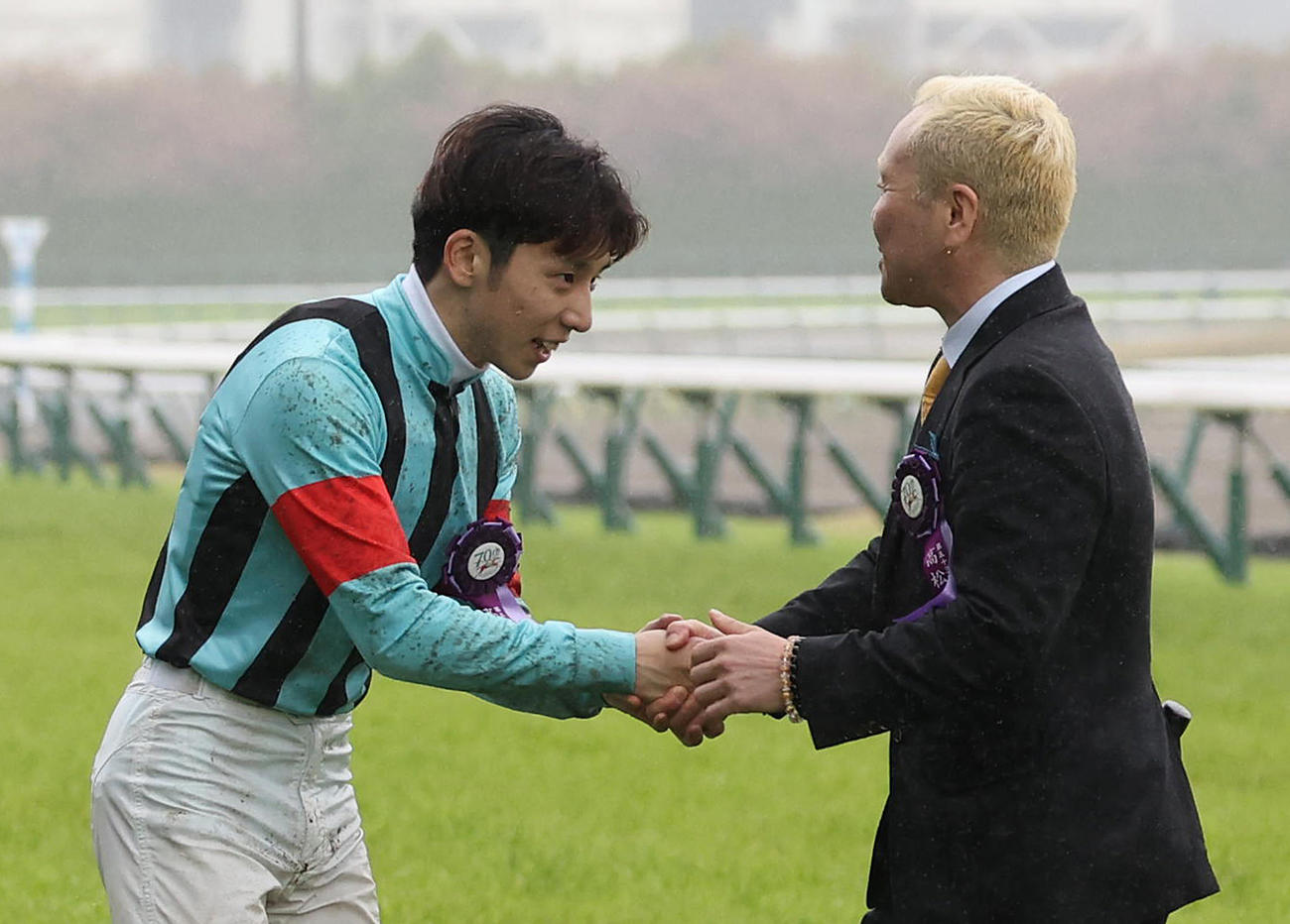 高松宮記念をファストフォースで制し団野騎手（左）と握手を交わす西村師（撮影・白石智彦）