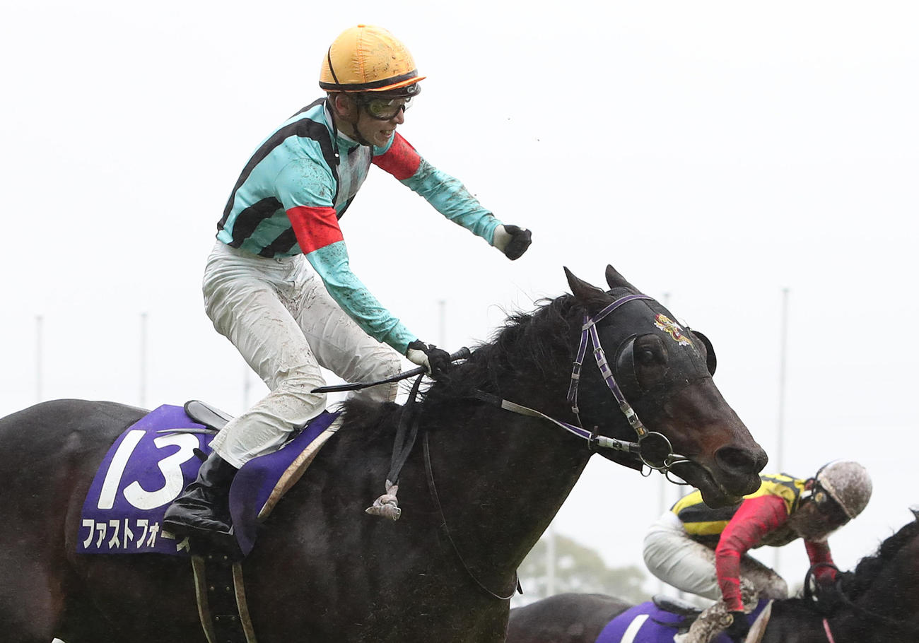ファストフォースで高松宮記念を制し力強くガッツポーズするG1初制覇の団野騎手（撮影・白石智彦）
