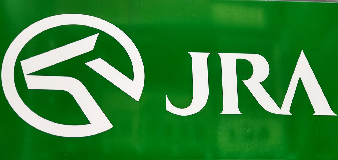 JRAのロゴマーク（2023年撮影）