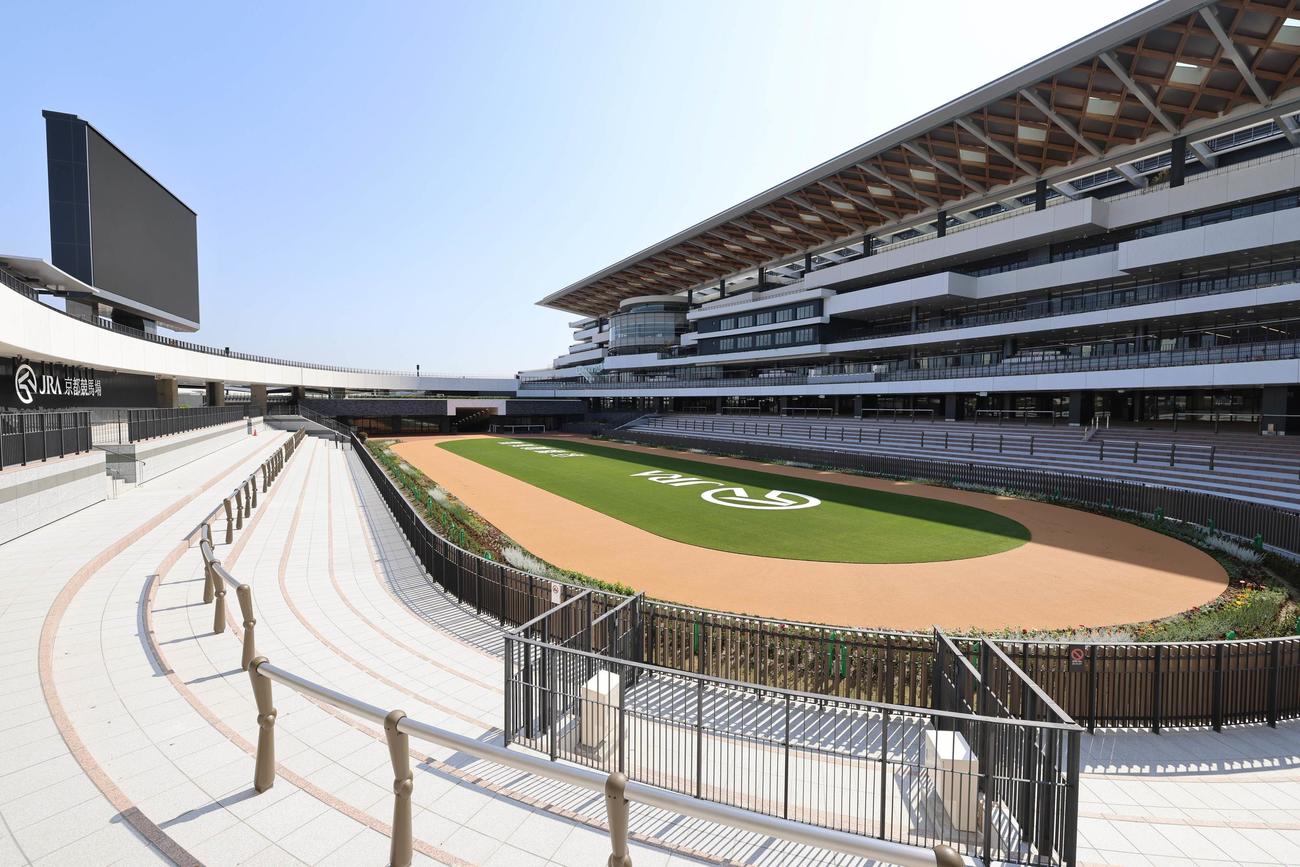 一新された京都競馬場のパドック