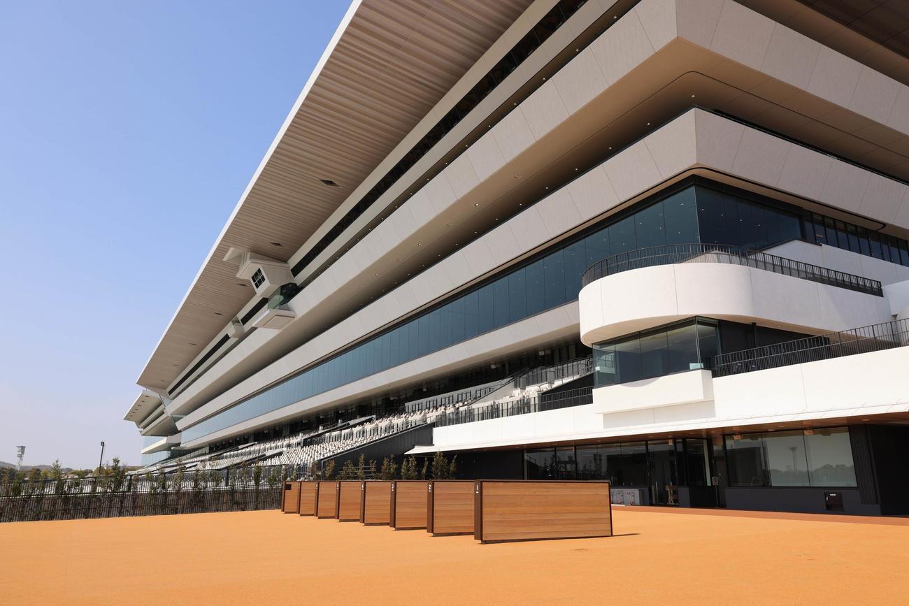 一新された京都競馬場の検量室前