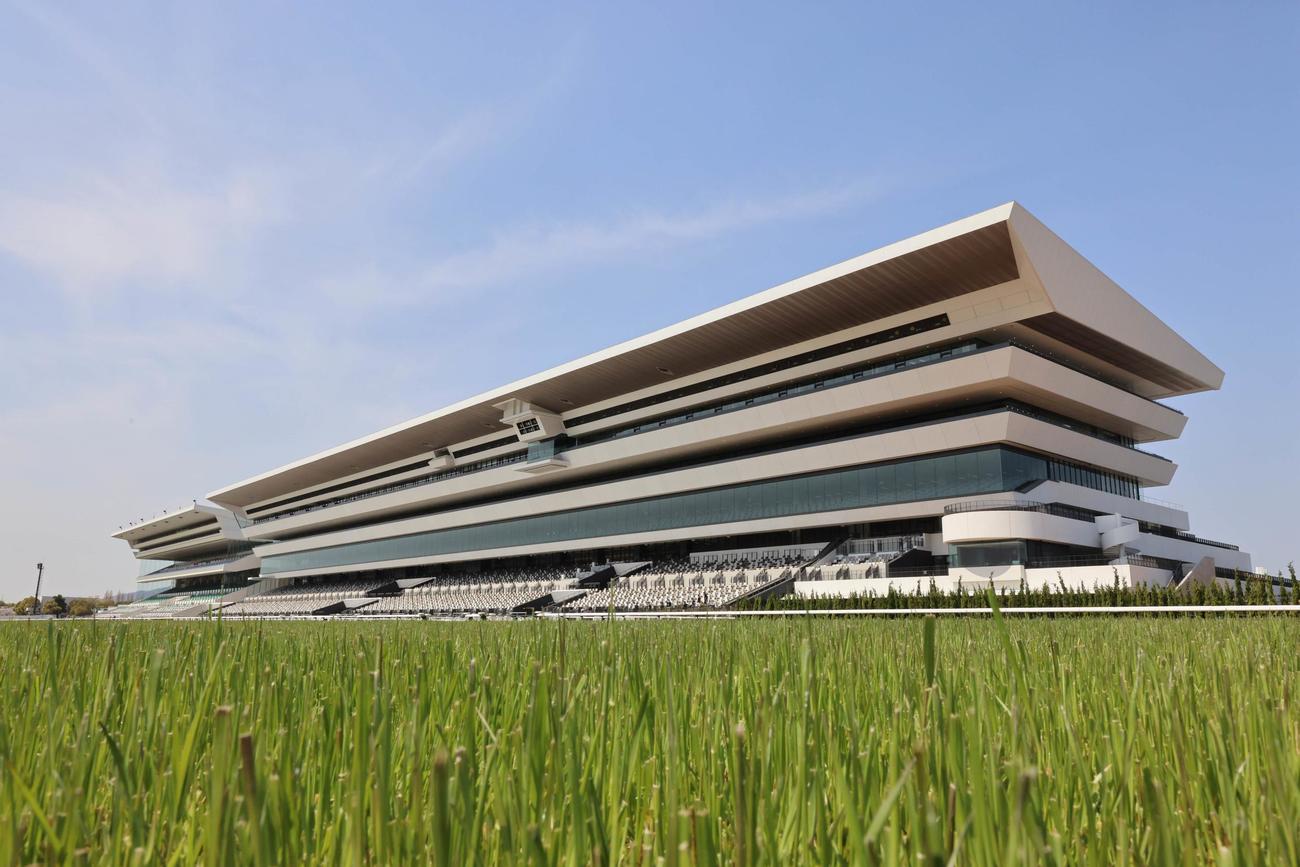 一新された京都競馬場のグランドスタンド（右側）