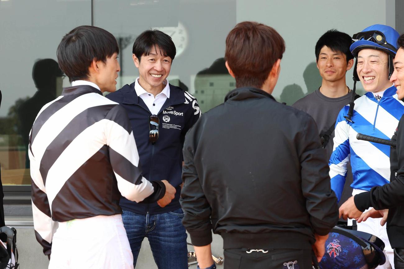 試走終えた騎手らから話しを聞く武豊騎手（左から2人目）。右は藤岡佑騎手