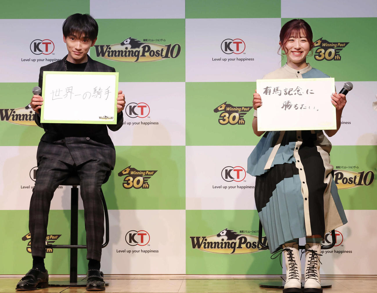 今後の目標を記した坂井騎手（左）と今村騎手（撮影・丹羽敏通）