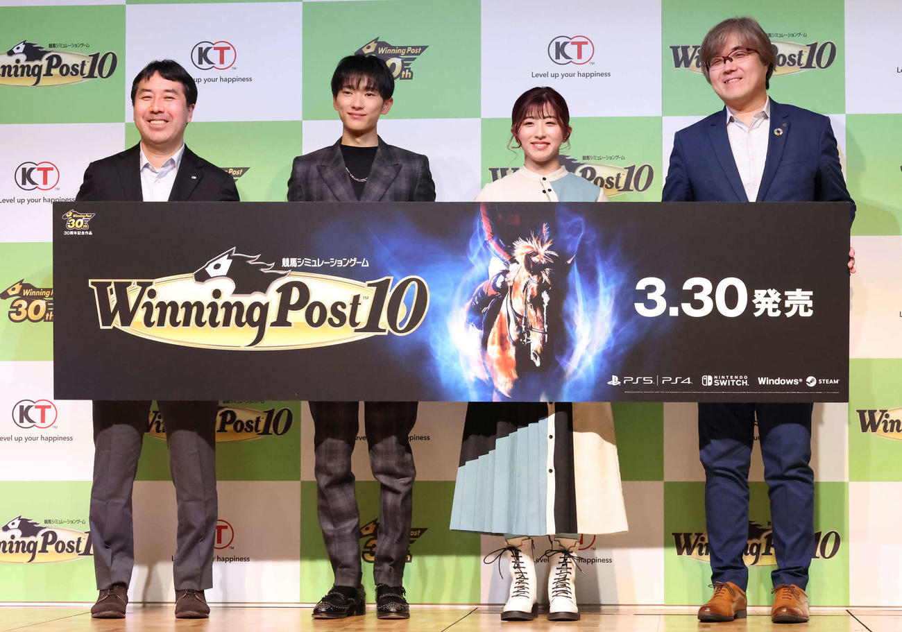 Winning Post10完成発表会で写真弐納まる、左から山口プロデューサー、坂井騎手、今村騎手、鯉沼社長（撮影・丹羽敏通）