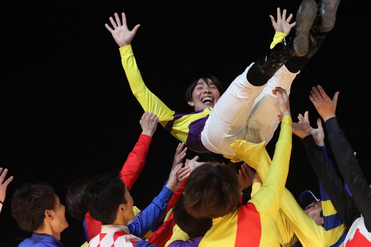 引退セレモニーで騎手仲間に胴上げされる真島大輔騎手